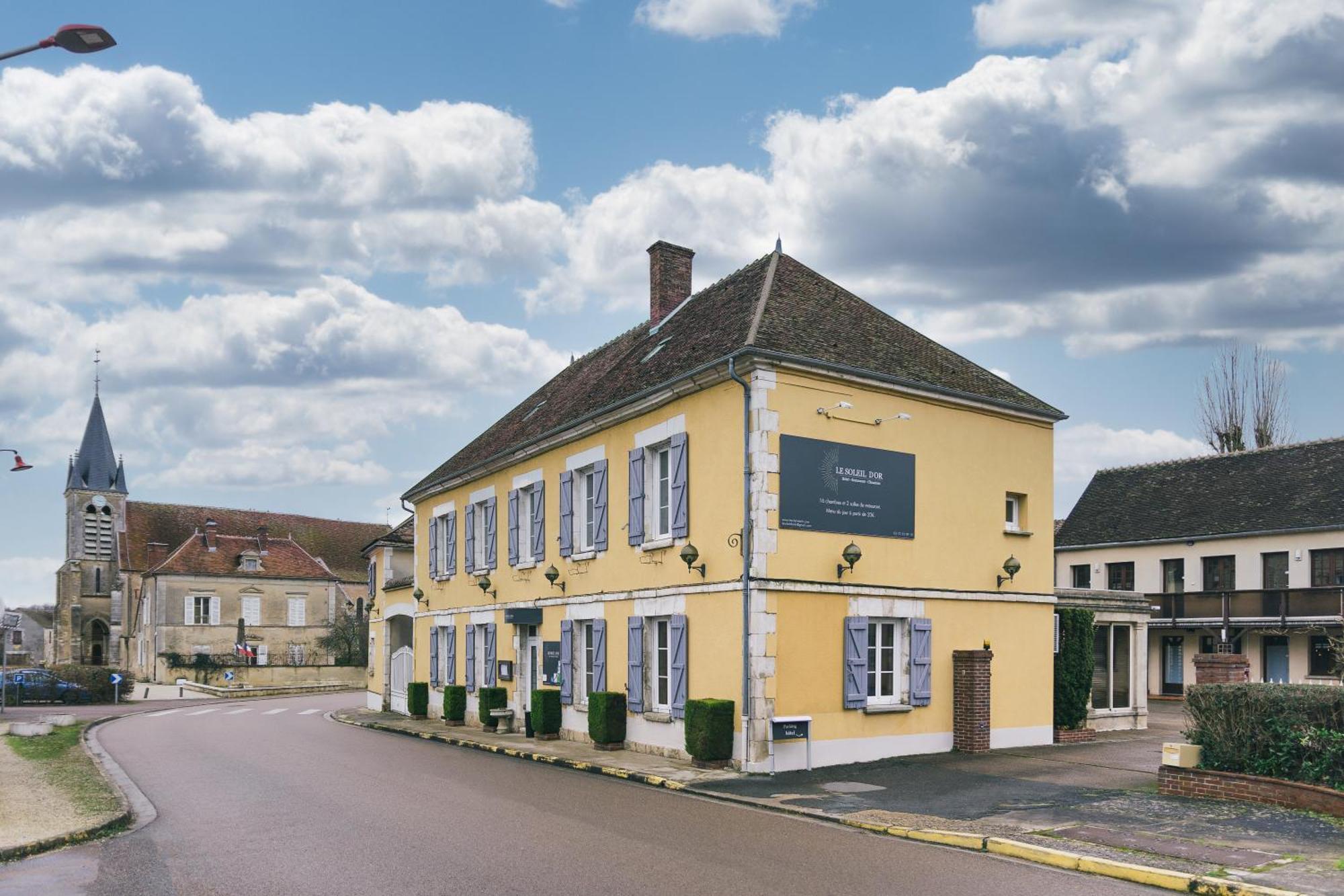 Logis Hotel & Restaurant Le Soleil D'Or Montigny-la-Resle Exterior foto
